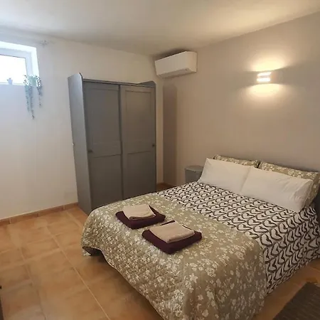 Holiday home Casa Londamba Meia